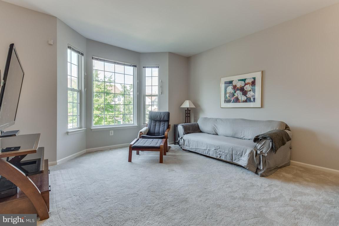 14817 Edman Road Centreville, VA 20121 - Photo 5 of 30 Light pours in through the bay window