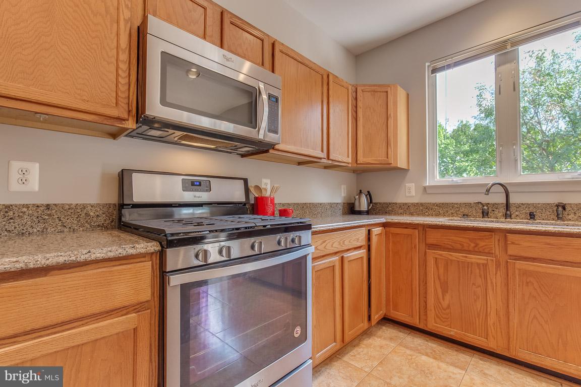 14817 Edman Road Centreville, VA 20121 - Photo 8 of 30 Stainless steel appliances <5 years old