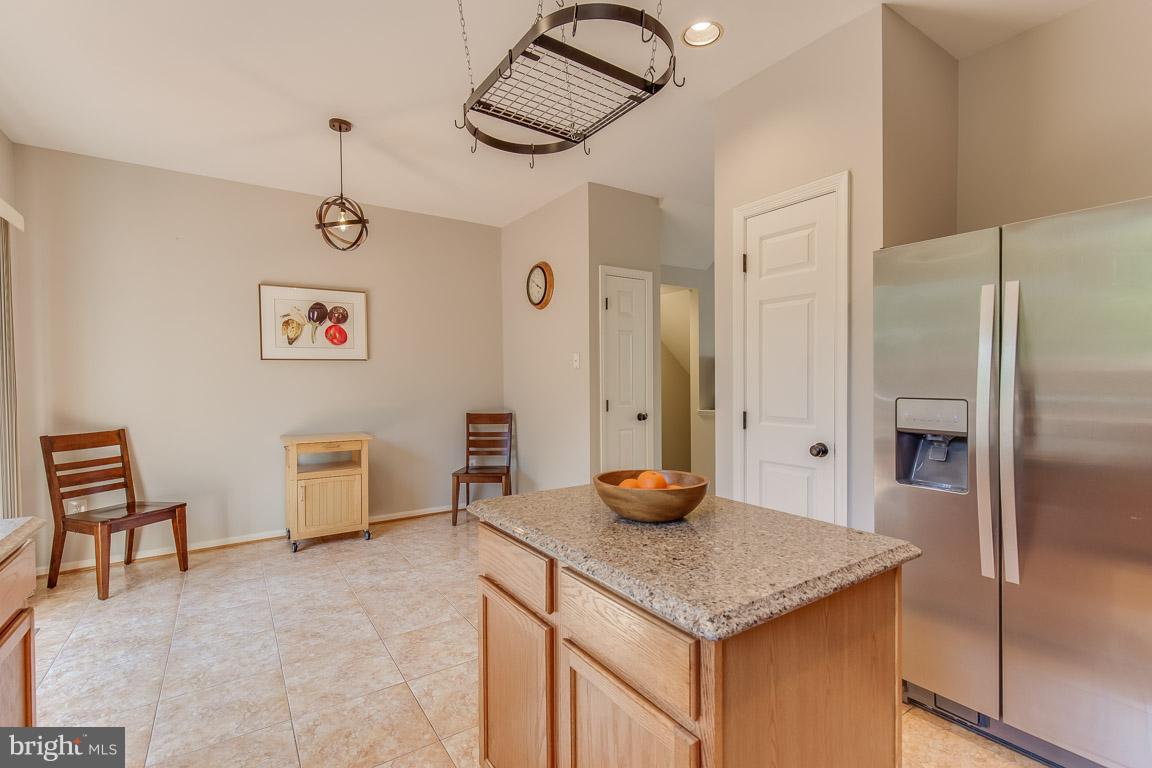 14817 Edman Road Centreville, VA 20121 - Photo 10 of 30 Eat-in kitchen perfect for table or comfy chairs