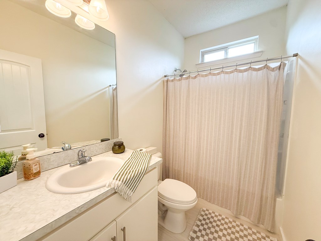 264 Owens Road Fort Mitchell, AL 36856 - Photo 23 of 35 2nd Full Bath with tub / shower surround