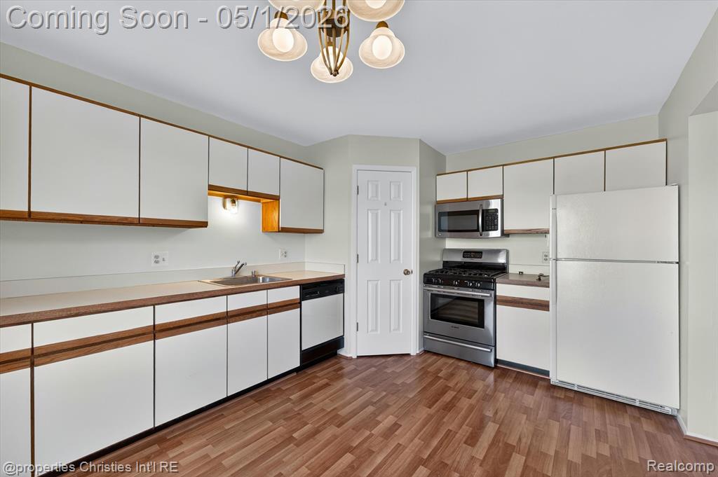2513 Samoset Road Royal Oak, MI 48073 - Photo 10 of 40