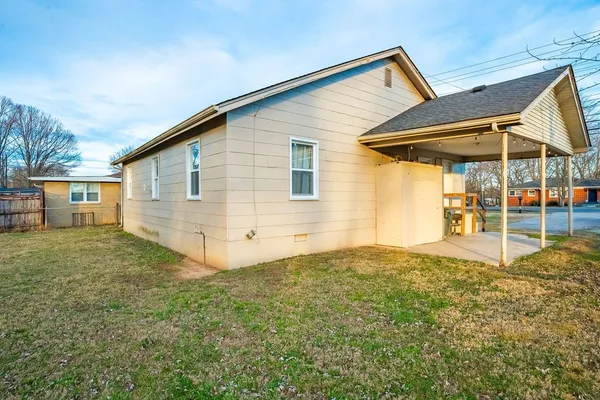 a view of a house with backyard