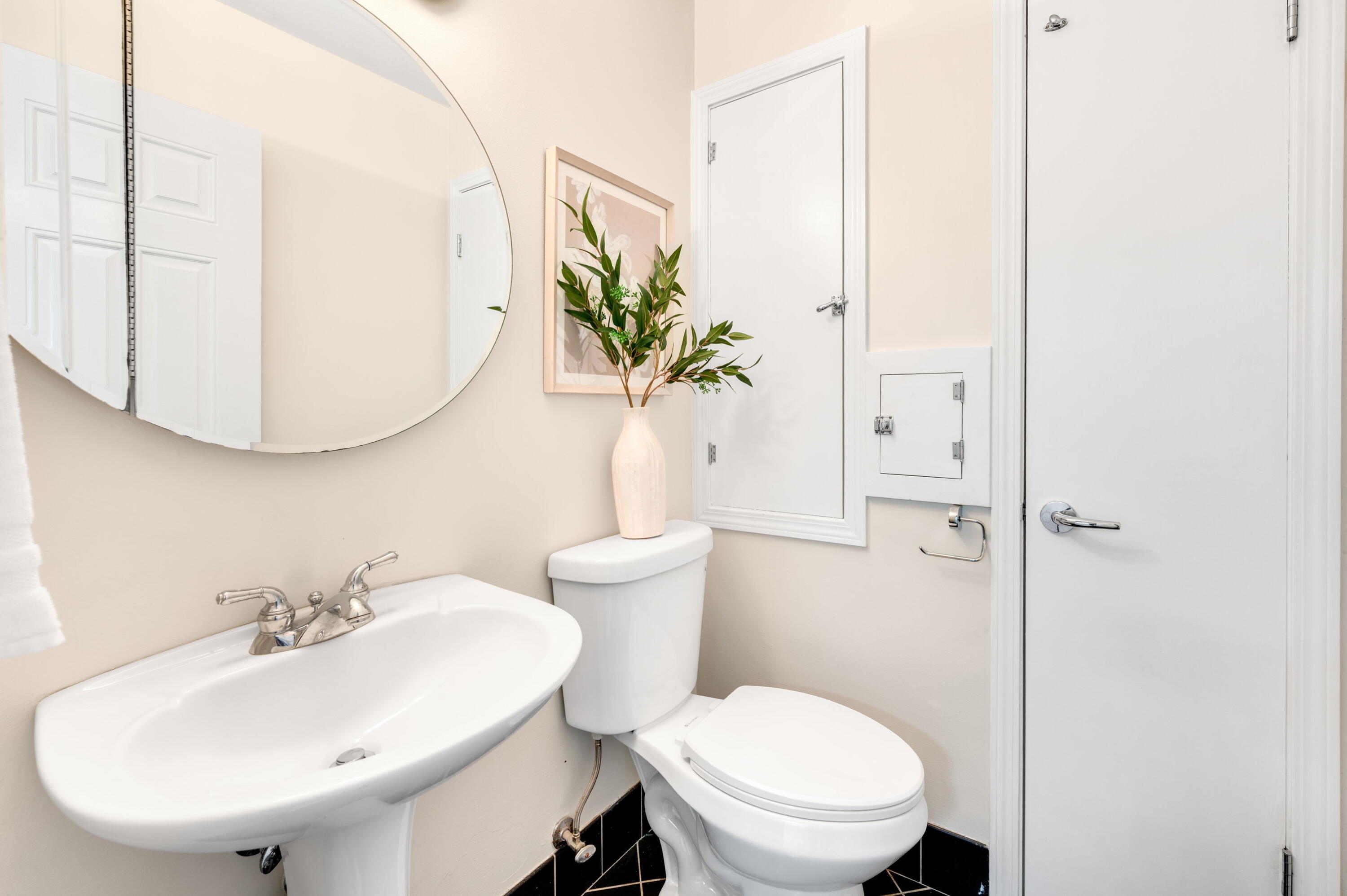6261 North Bay Ridge Avenue Whitefish Bay, WI 53217 - Photo 18 of 21 Welcome Home!
