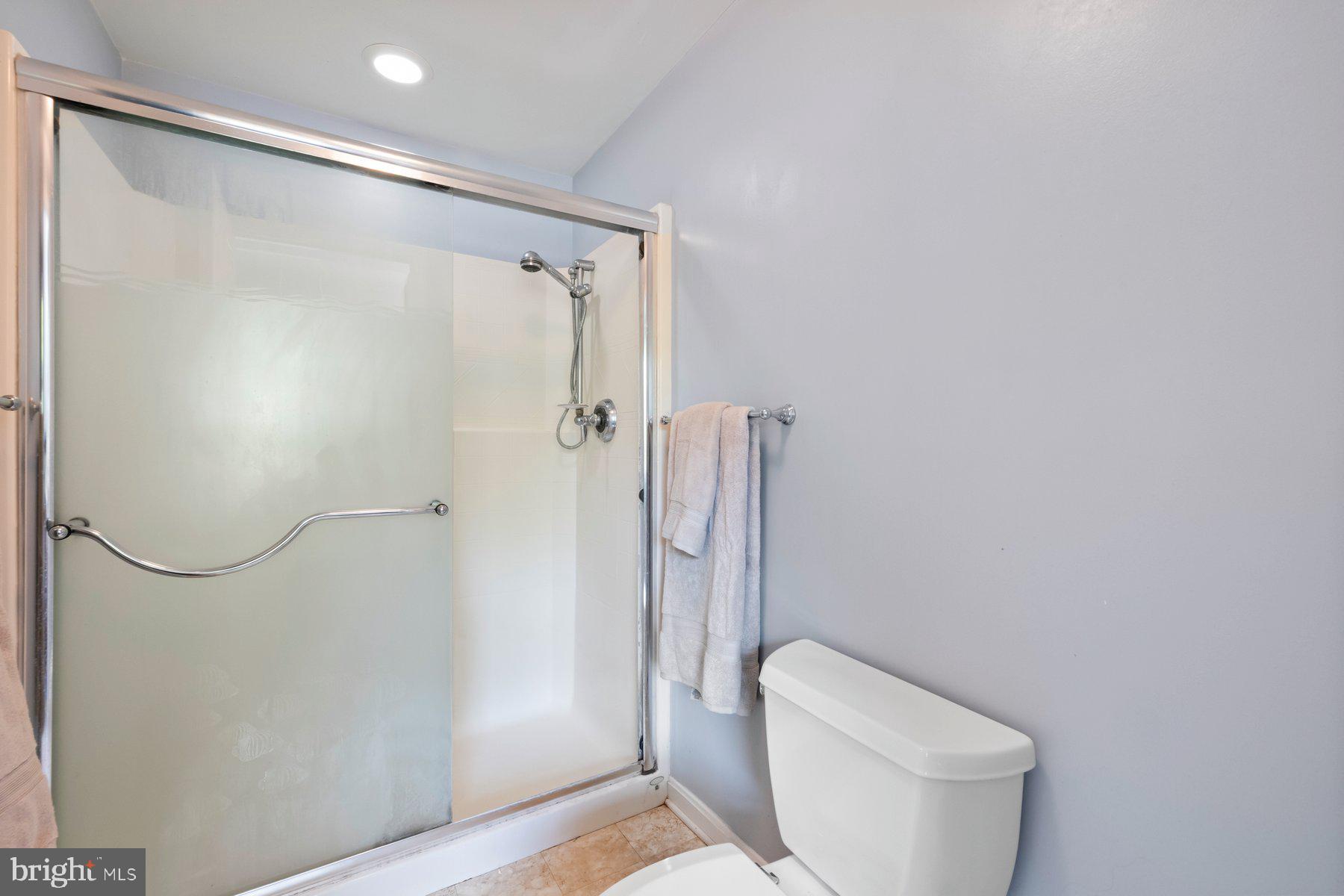 17528 Collier Circle Poolesville, MD 20837 - Photo 25 of 43 Primary full bathroom