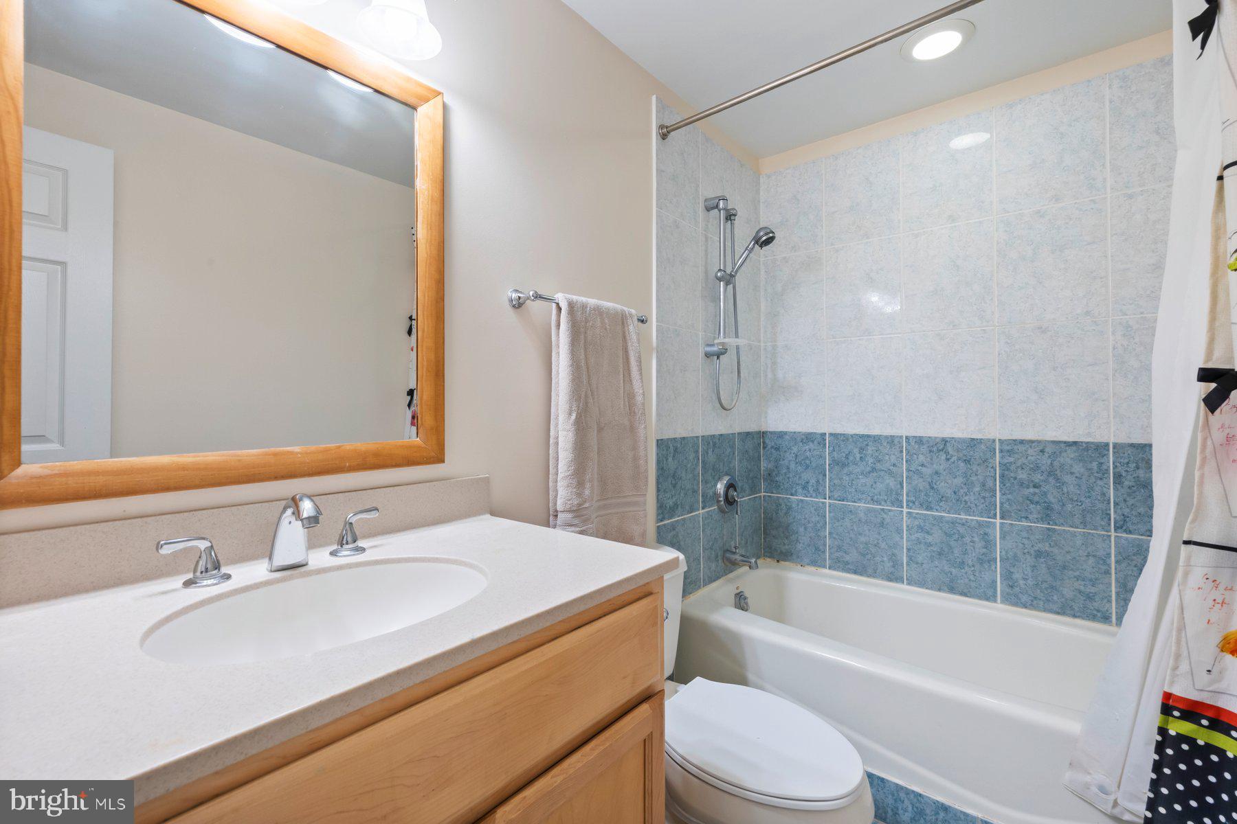 17528 Collier Circle Poolesville, MD 20837 - Photo 32 of 43 Upper level full bath