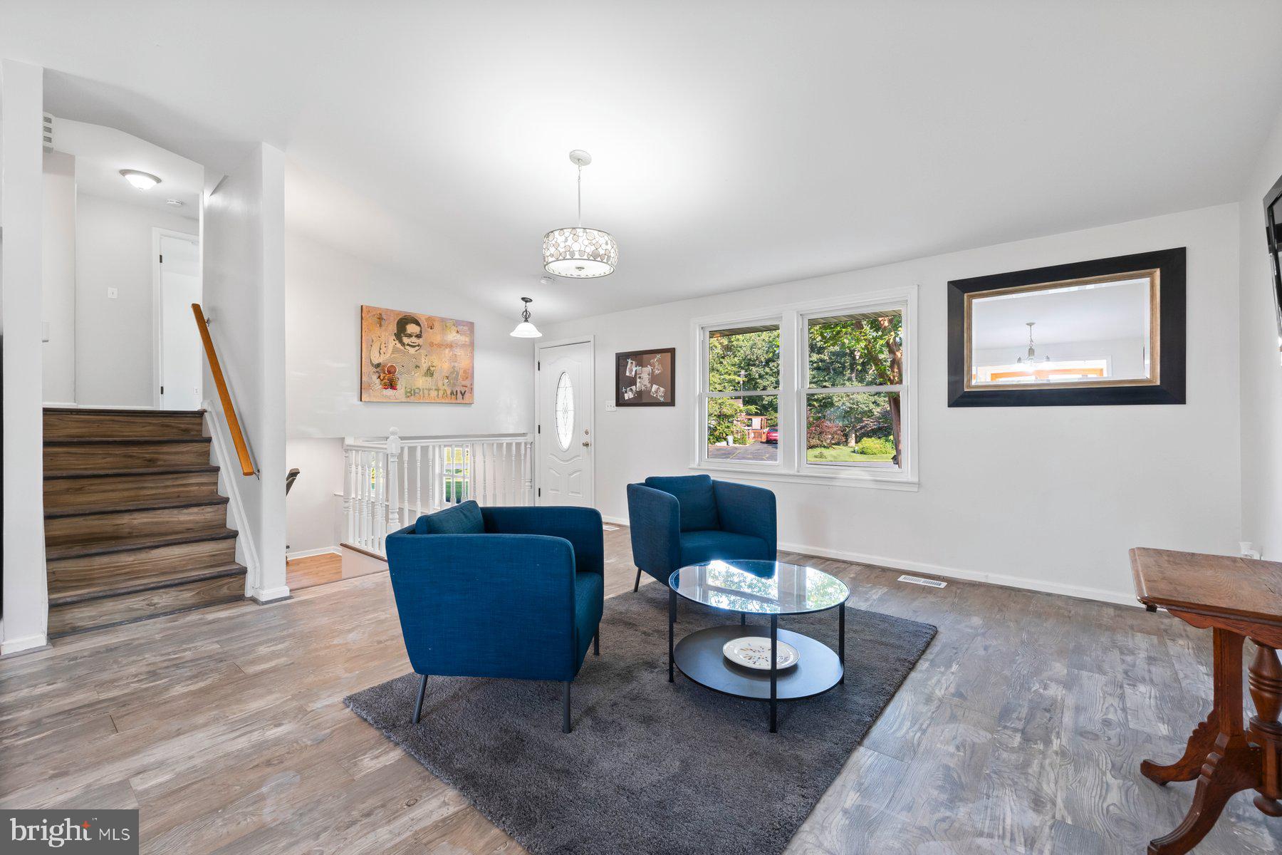 17528 Collier Circle Poolesville, MD 20837 - Photo 5 of 43 Living Room