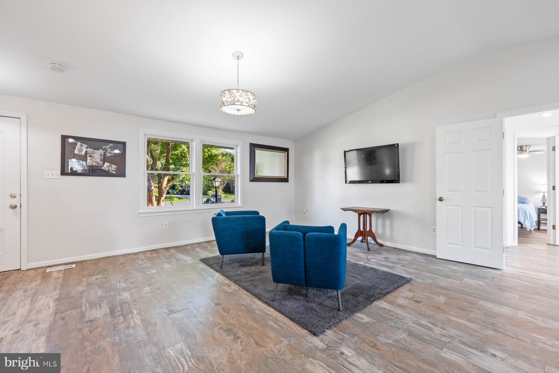 17528 Collier Circle Poolesville, MD 20837 - Photo 6 of 43 Living Room