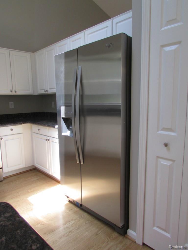 46 Eagle Ridge Road Lake Orion, MI 48360 - Photo 5 of 35 Brand new Whirpool stainless steel appliances are included with this home.