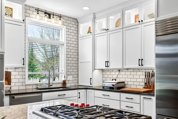 $674,900 | 325 Stratford Lane, Appleton, WI 54913