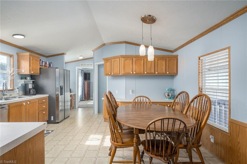 182 Jenkins Road Lexington, NC 27295 - Photo 13 of 44 Eat-in Dining Area