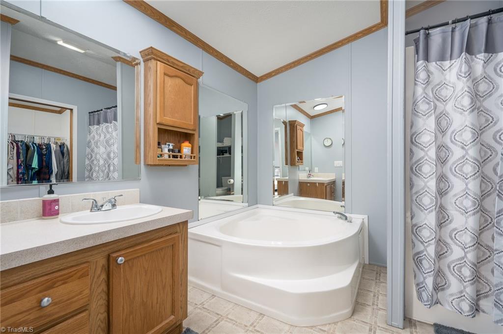 182 Jenkins Road Lexington, NC 27295 - Photo 20 of 44 Master Bathroom