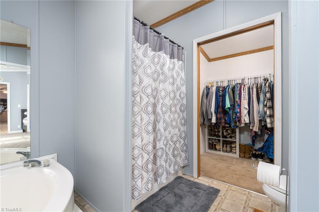 182 Jenkins Road Lexington, NC 27295 - Photo 21 of 44 Master Bathroom