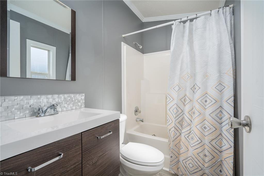 182 Jenkins Road Lexington, NC 27295 - Photo 27 of 44 Shared Full Bathroom