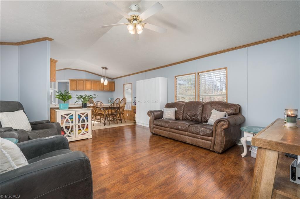 182 Jenkins Road Lexington, NC 27295 - Photo 8 of 44 Living Room