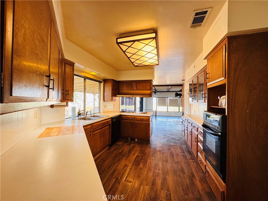 12257 Skywood Court Riverside, CA 92503 - Photo 28 of 47 Kitchen