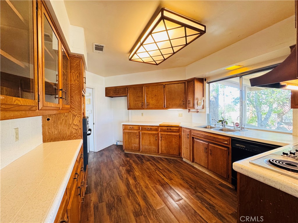 12257 Skywood Court Riverside, CA 92503 - Photo 29 of 47 Kitchen