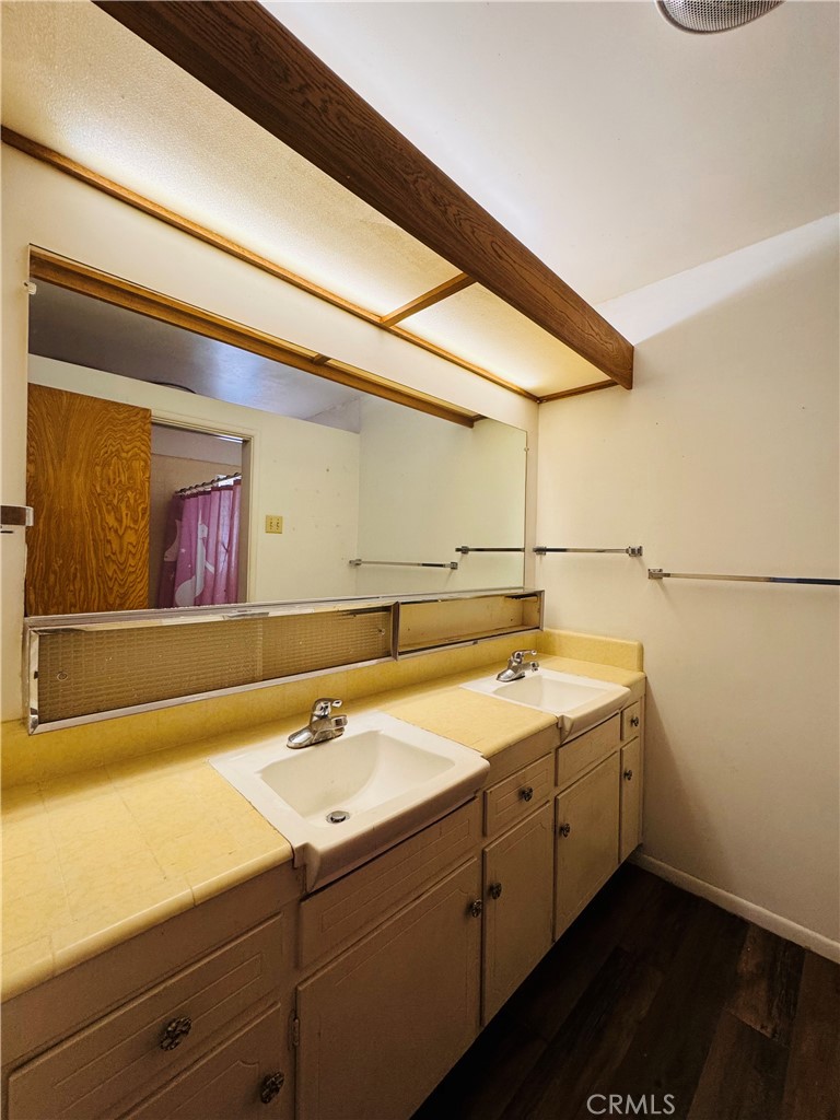 12257 Skywood Court Riverside, CA 92503 - Photo 43 of 47 2nd bathroom