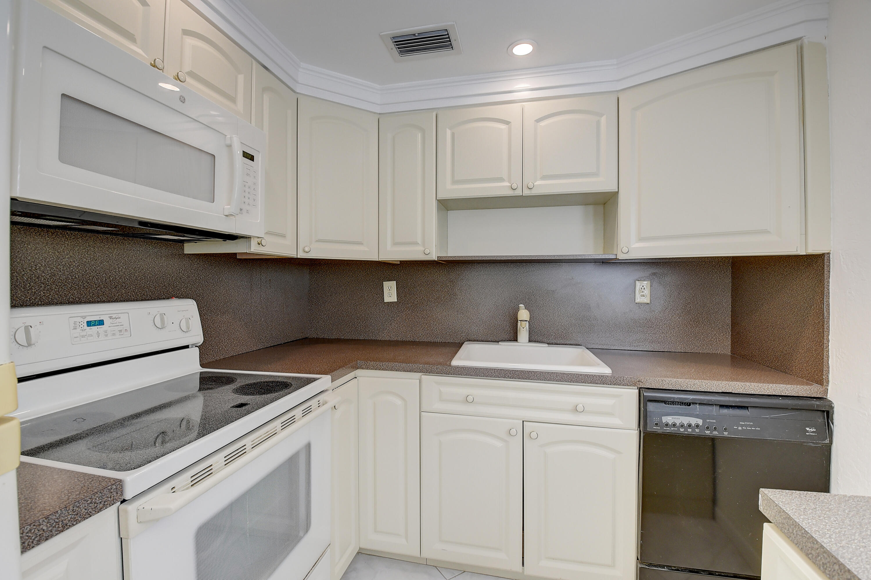 60 Normandy B Delray Beach, FL 33484 - Photo 1 of 60 10_2 (10)