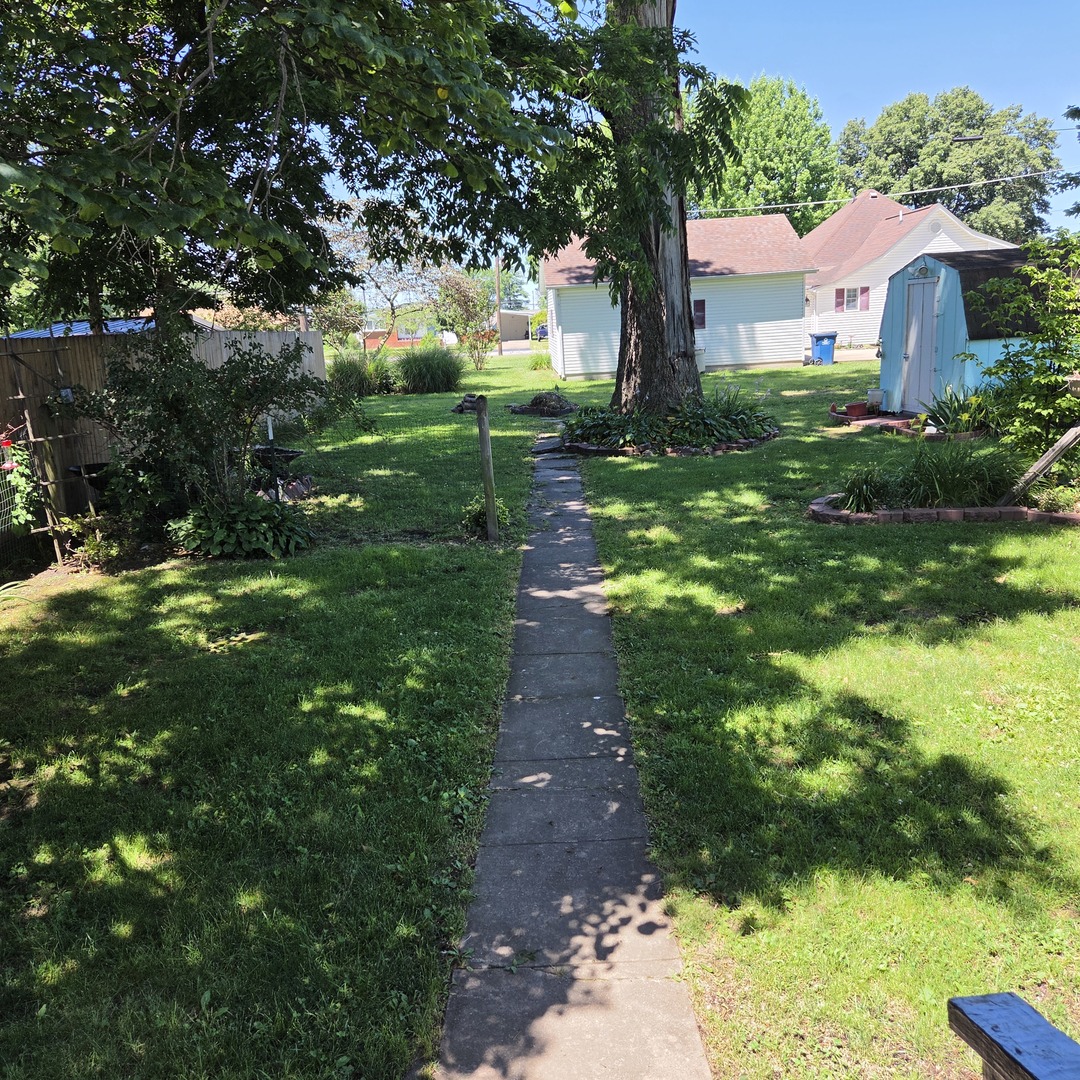 903 South Walnut Street Sesser, IL 62884 - Photo 6 of 16