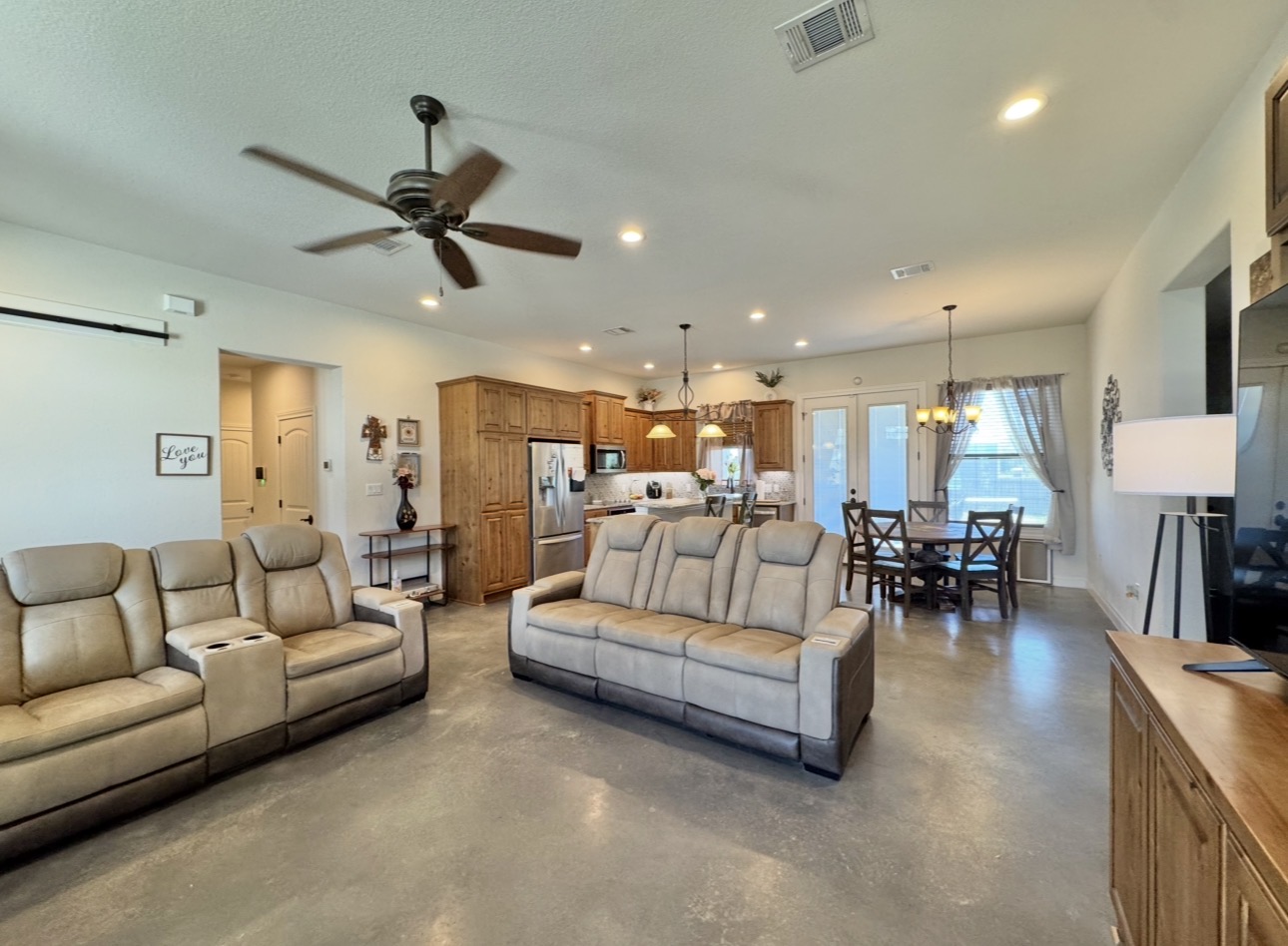 1094 Raintree Lane Elgin, TX 78621 - Photo 6 of 36