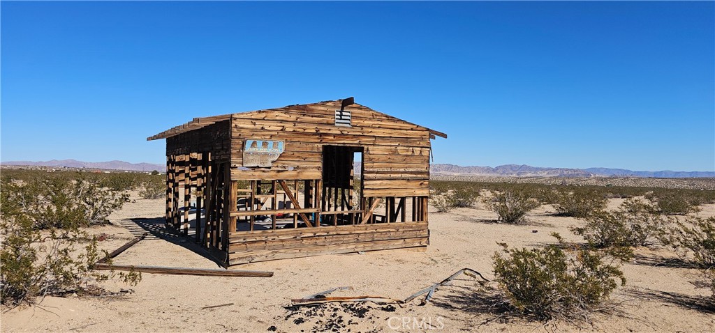 66356 Sonora Road Joshua Tree, CA 92252 - Photo 4 of 5 a view of a house with a yard