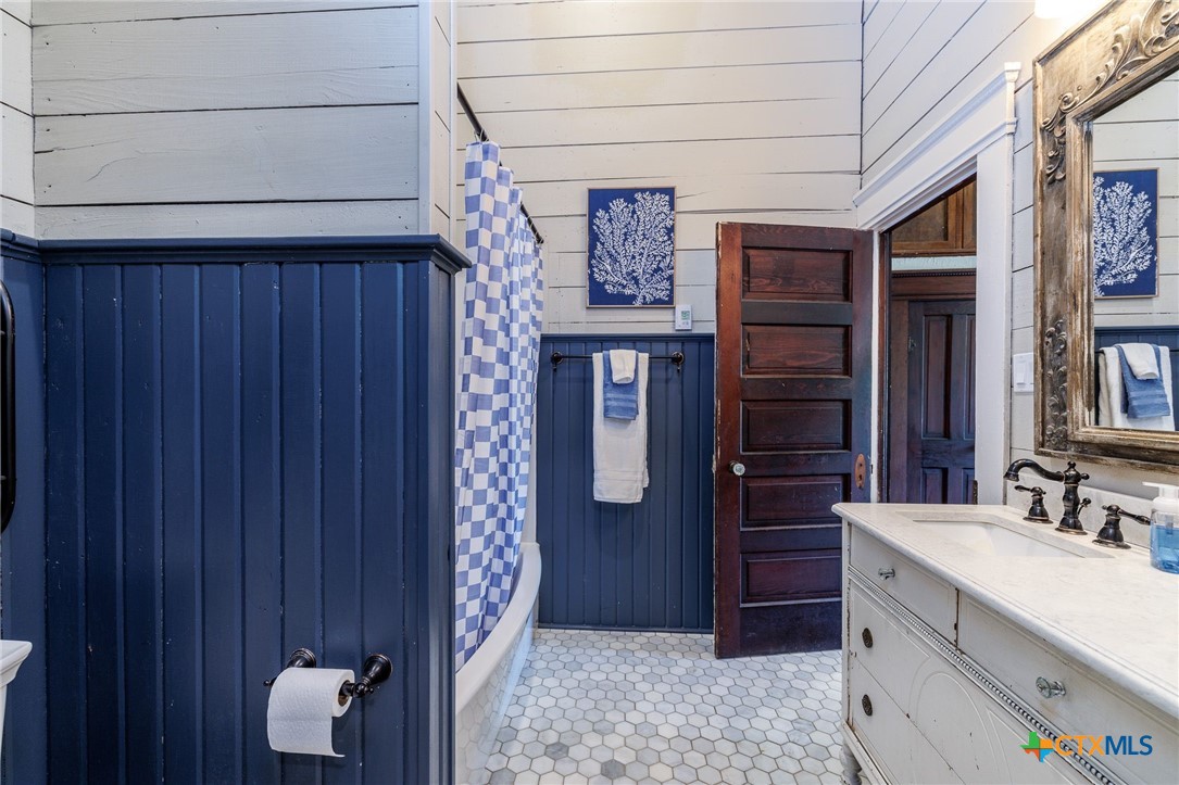 604 St Michael Street Gonzales, TX 78629 - Photo 20 of 37 a bathroom with a sink and a mirror