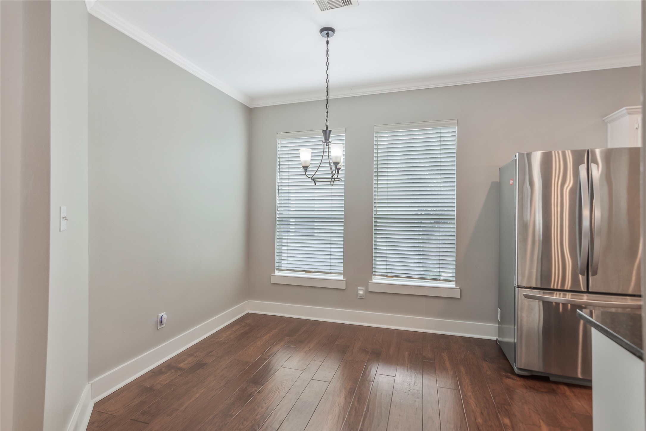 1207 Nagle Street Houston, TX 77003 - Photo 15 of 26 Breakfast area has two large windows that provide natural light and a view as you enjoy your morning coffee.