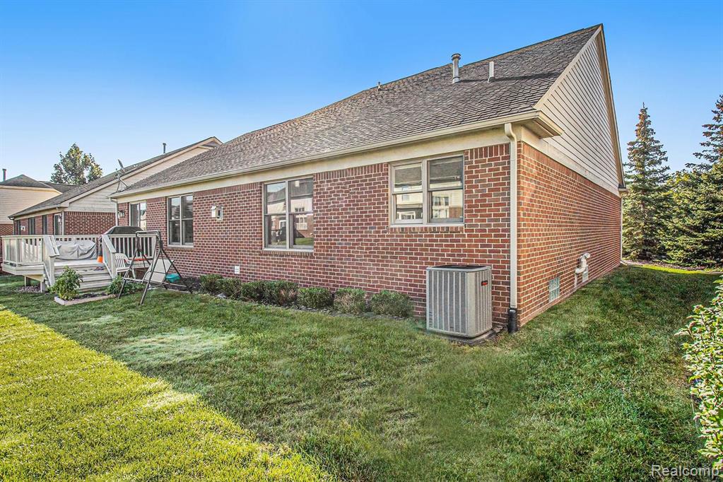 41568 Thoreau Ridge Novi, MI 48377 - Photo 32 of 36