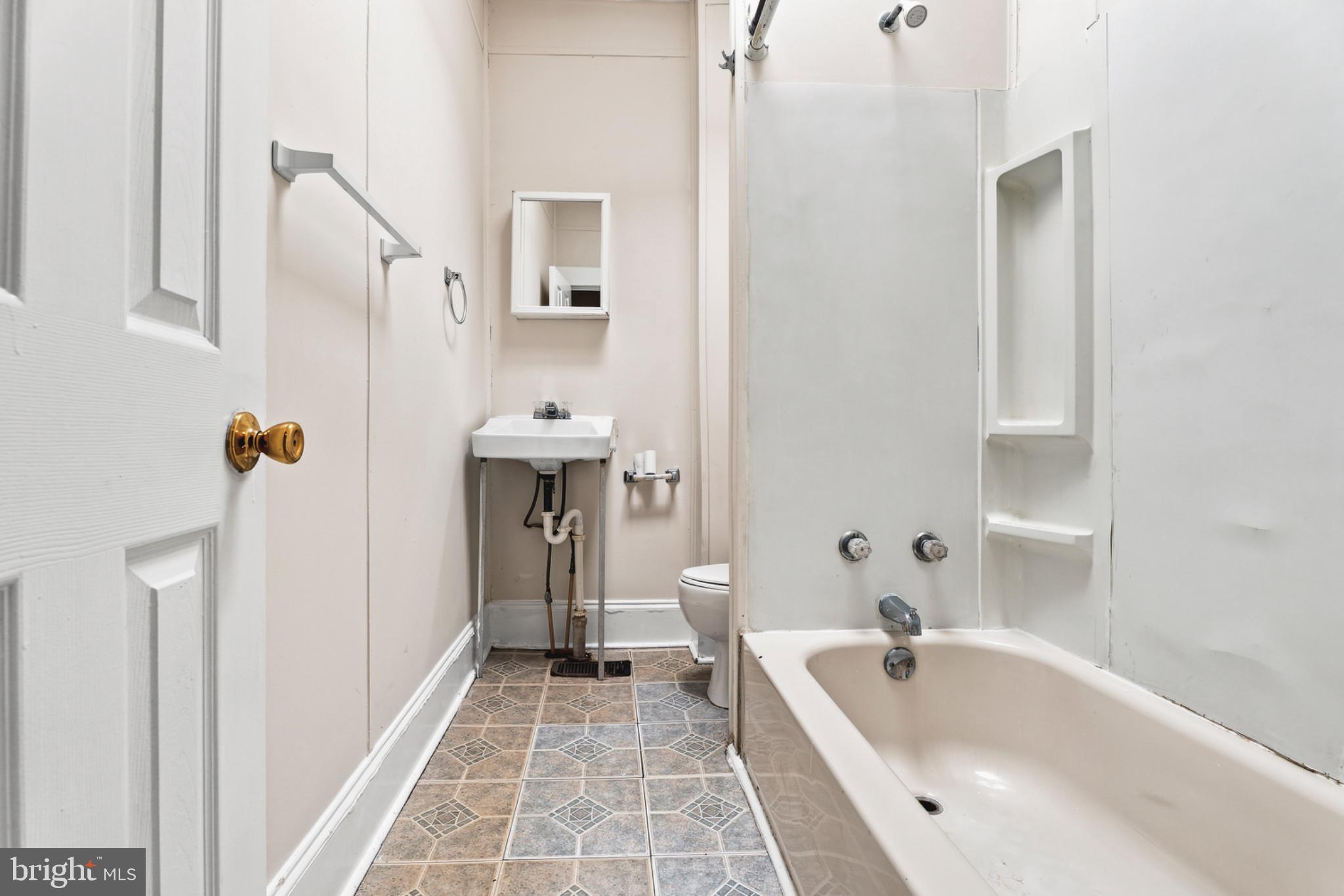 730 Linnard Street Baltimore, MD 21229 - Photo 28 of 31 Bathroom
