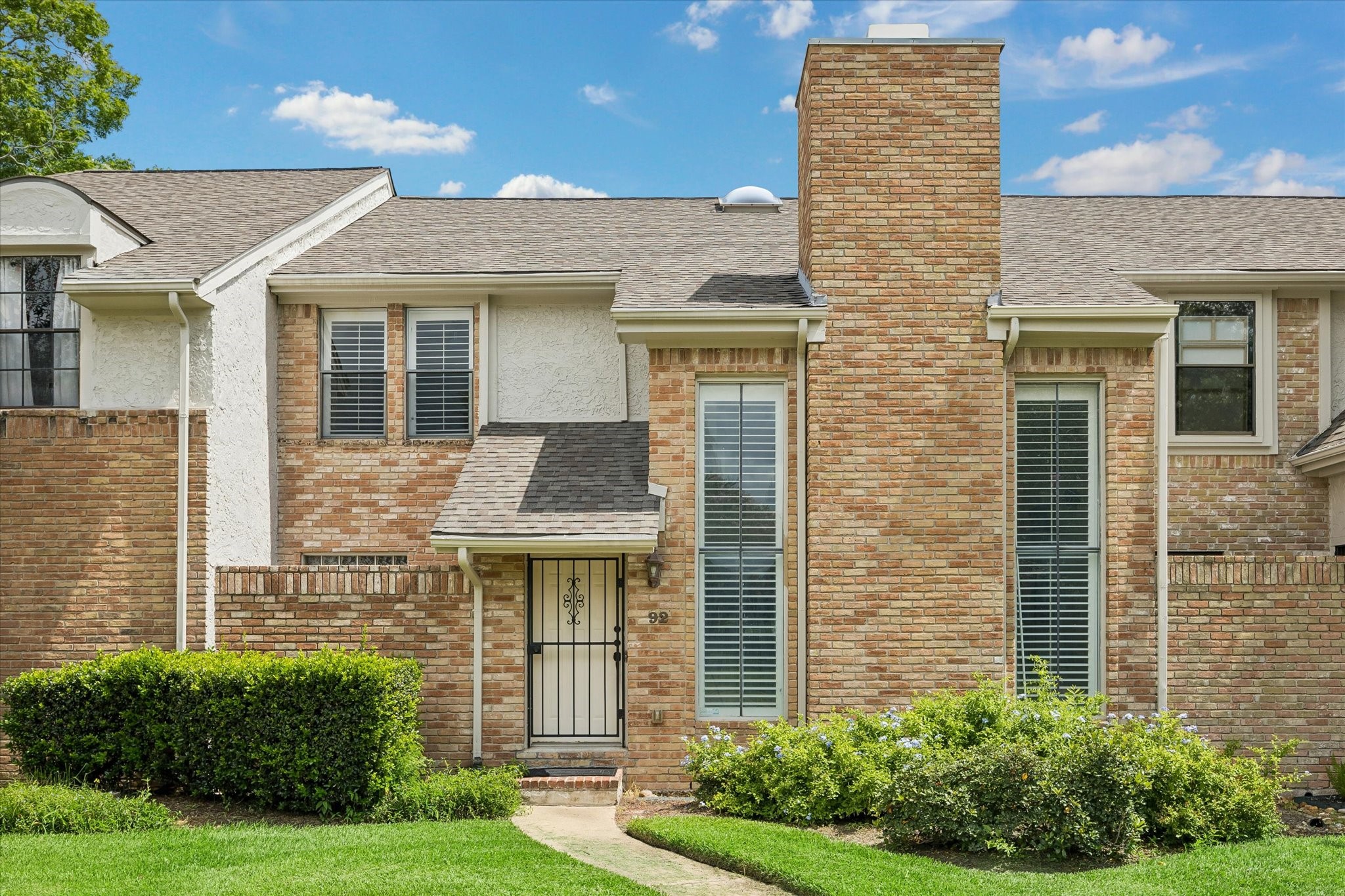 727 Bunker Hill Road, Unit 92 Houston, TX 77024 - Photo 2 of 50 THIS LOCATION SPEAKS FOR ITSELF…..EASY ACCESS TO I-10, BELTWAY/TOLLWAY! THE PERFECT OPPORTUNITY TO LIVE IN A DESIRABLE LOCATION SERVED BY HIGHLY SOUGHT-AFTER SCHOOLS.