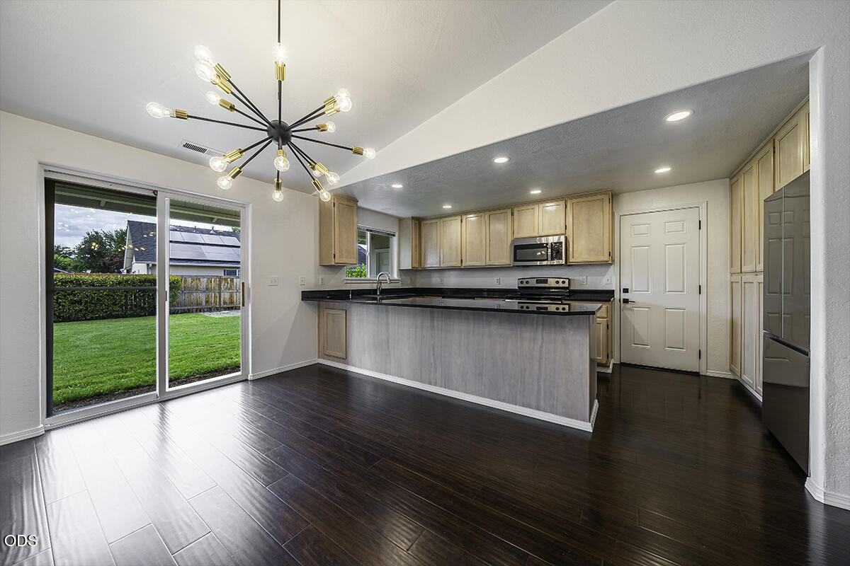 1118 Angela Court Central Point, OR 97502 - Photo 4 of 22