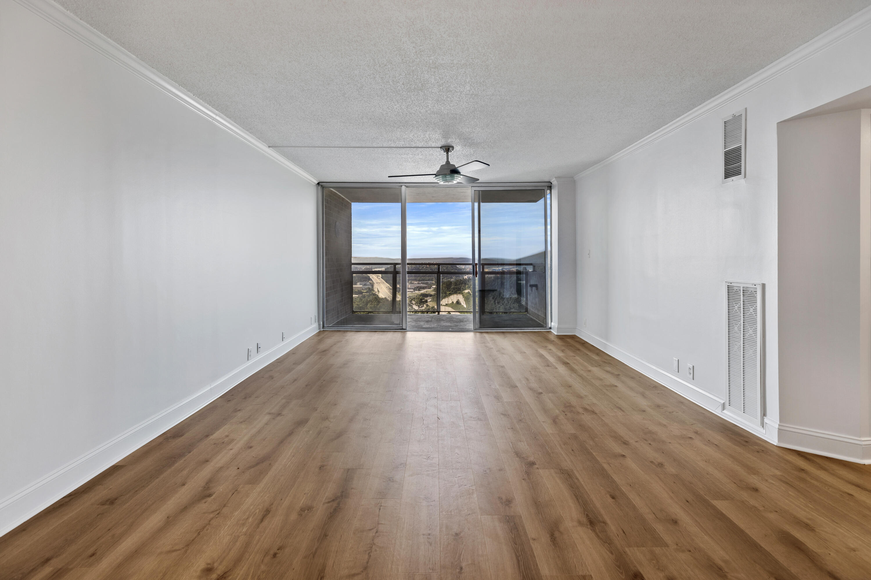 1131 Stringers Ridge Road, Unit 11G Chattanooga, TN 37405 - Photo 12 of 48 LIVING ROOM