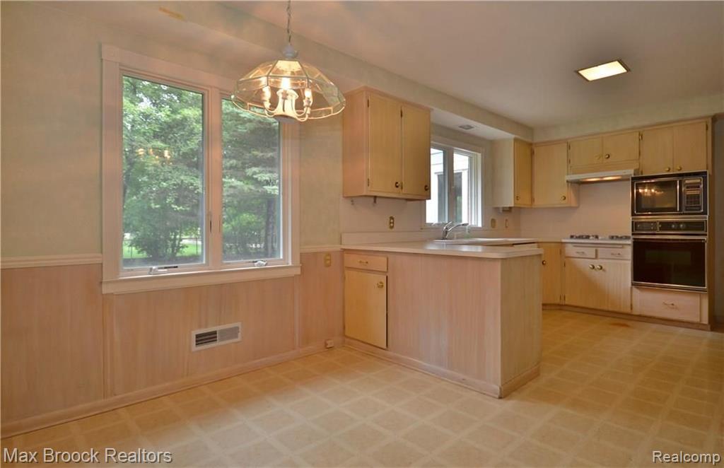 18900 Riverside Drive Beverly Hills, MI 48025 - Photo 4 of 19