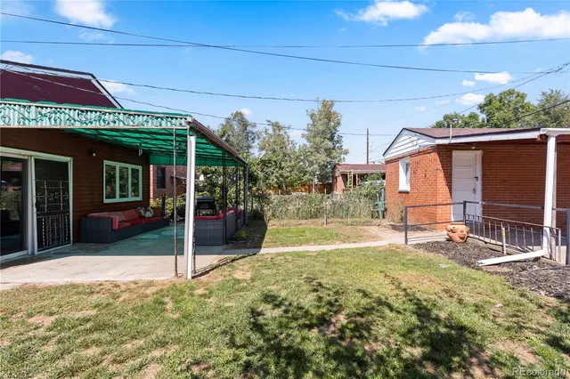 a view of a backyard