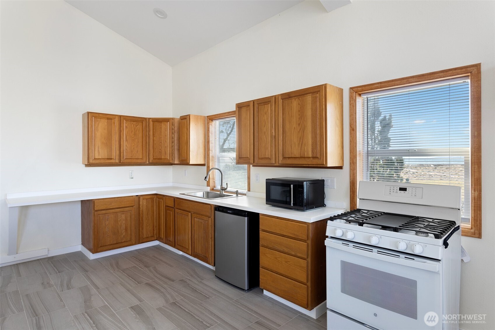 913 East Riley Road Oak Harbor, WA 98277 - Photo 27 of 35