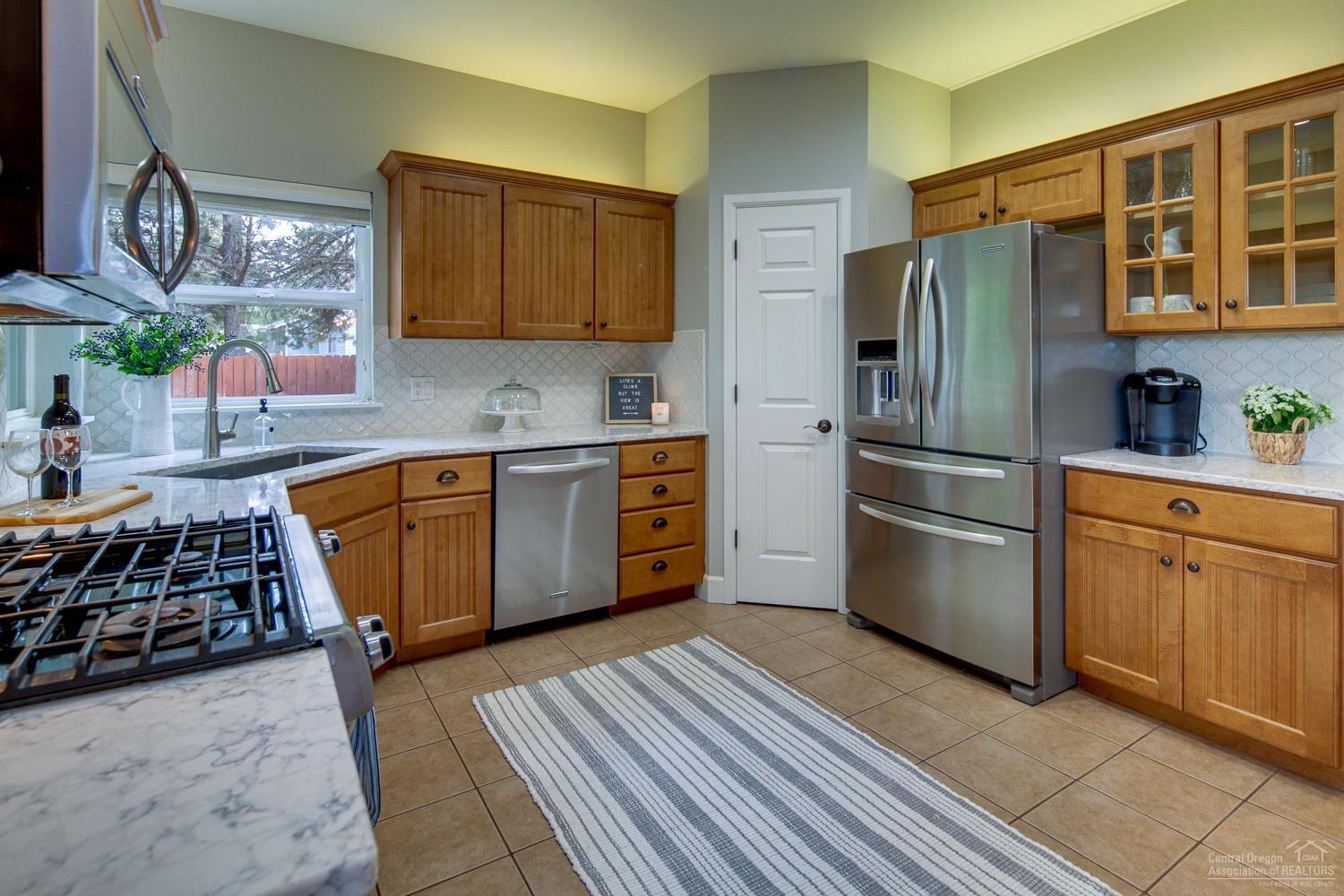 61197 Ridgewater Loop Bend, OR 97702 - Photo 7 of 25 Loads of work space and storage in this