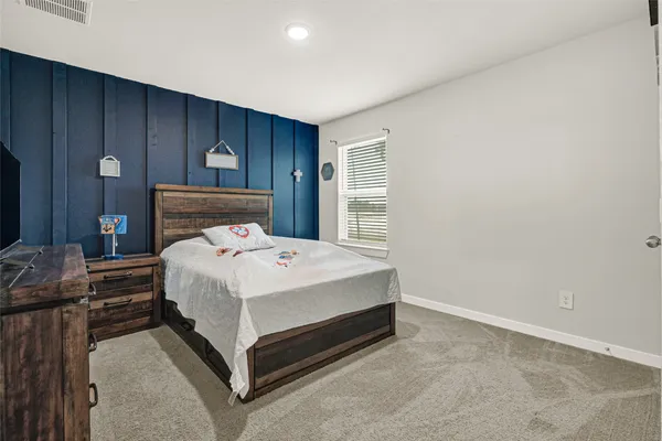 a bed room with a bed and a closet