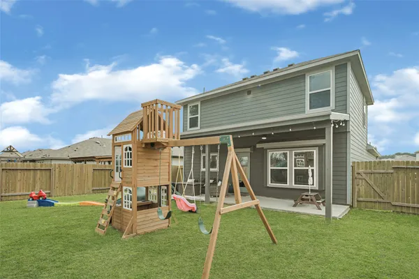 a view of a house with backyard