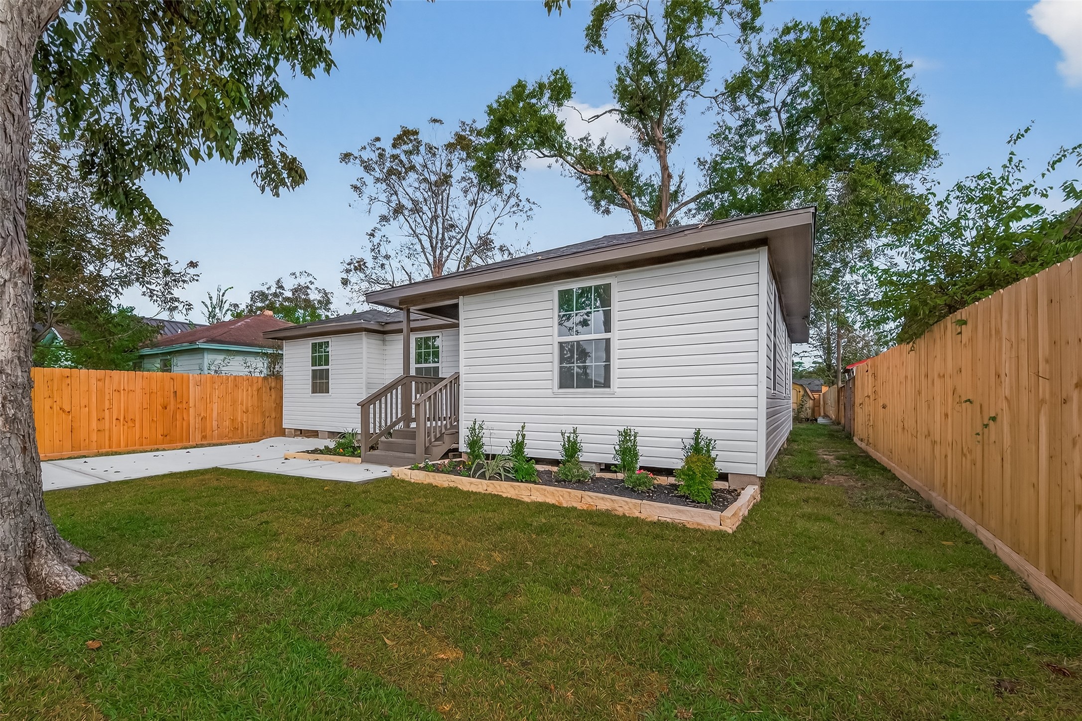 2723 Castledale Drive Houston, TX 77093 - Photo 5 of 38 a backyard of a house with table and chairs