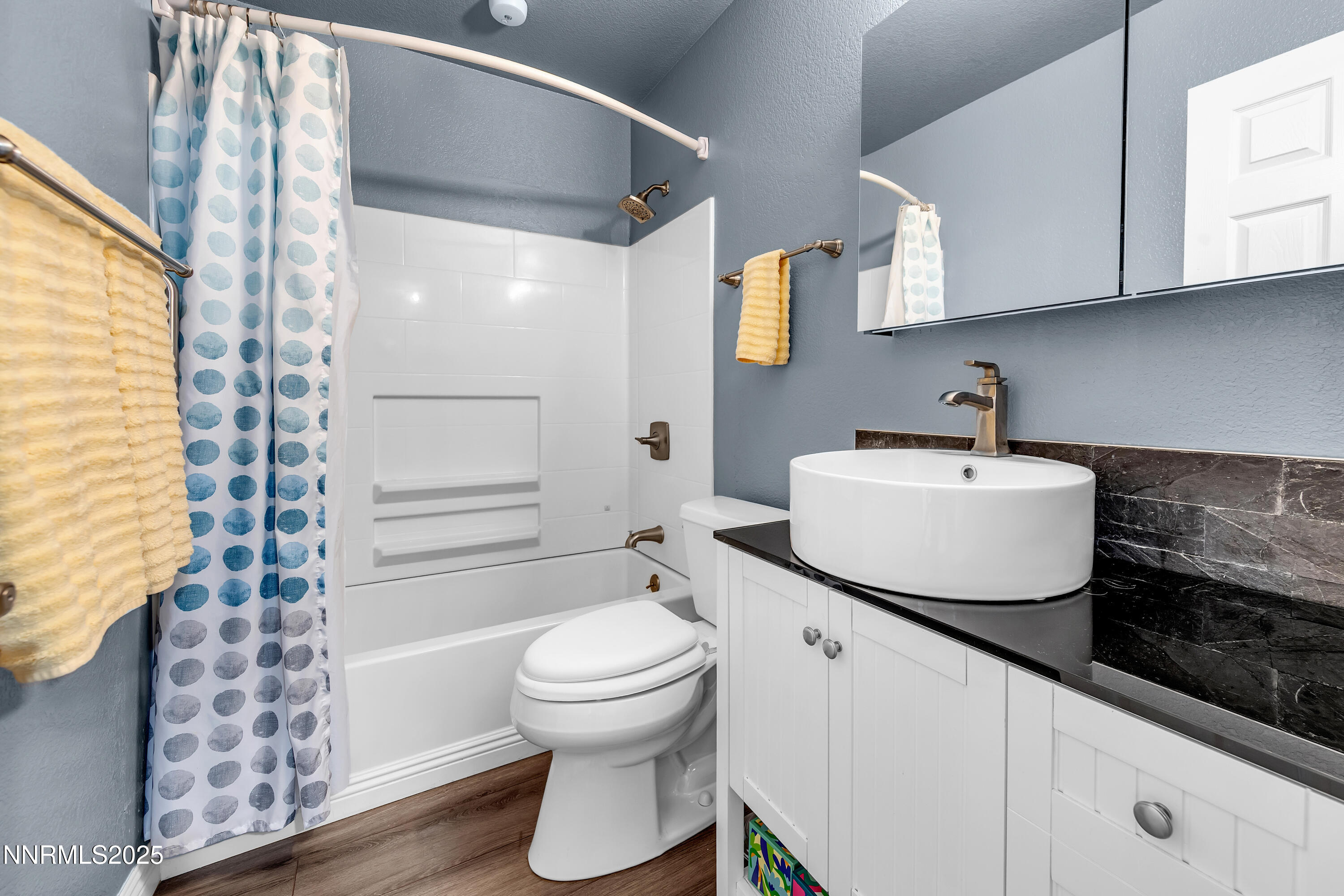 1077 Deena Way Fallon, NV 89406 - Photo 29 of 38 a bathroom with a sink toilet and shower