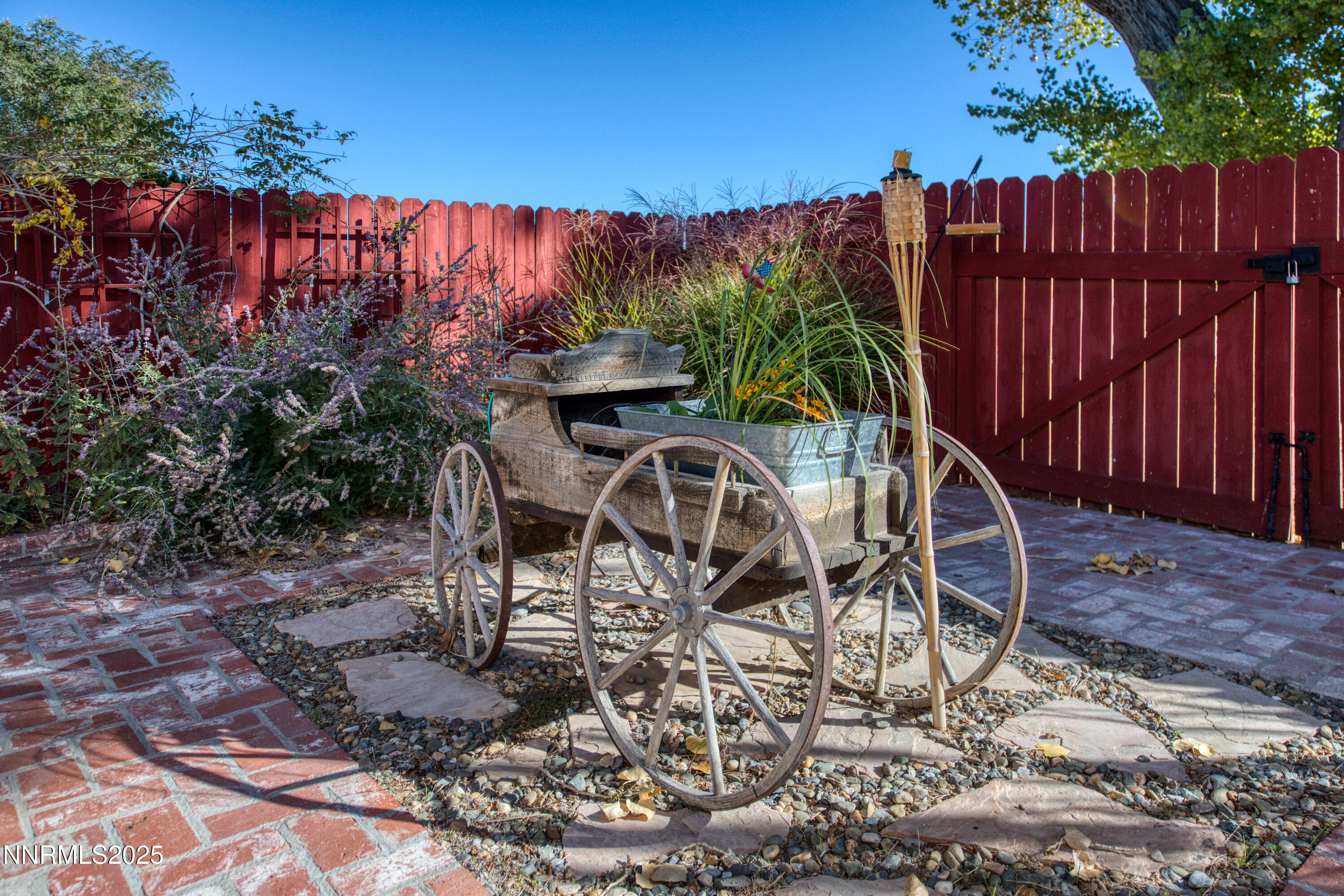 1077 Deena Way Fallon, NV 89406 - Photo 36 of 38 a view of a chairs and table in the patio