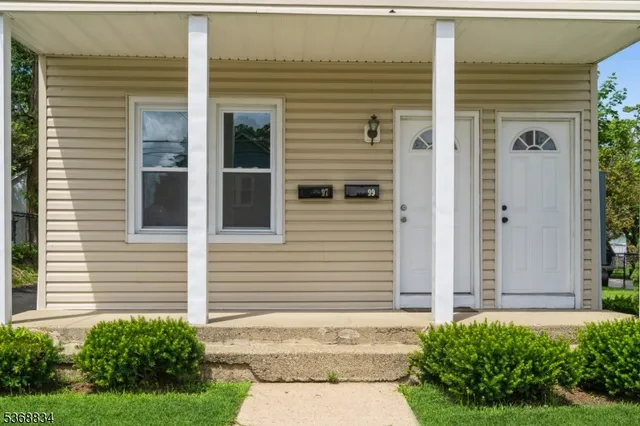 a view of a house with backyard