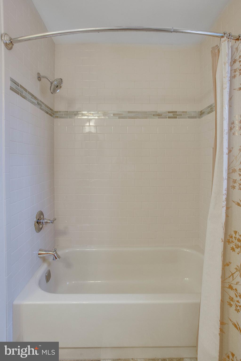 9027 Edgepark Road Vienna, VA 22182 - Photo 45 of 77 Tub/shower combination in hall bath
