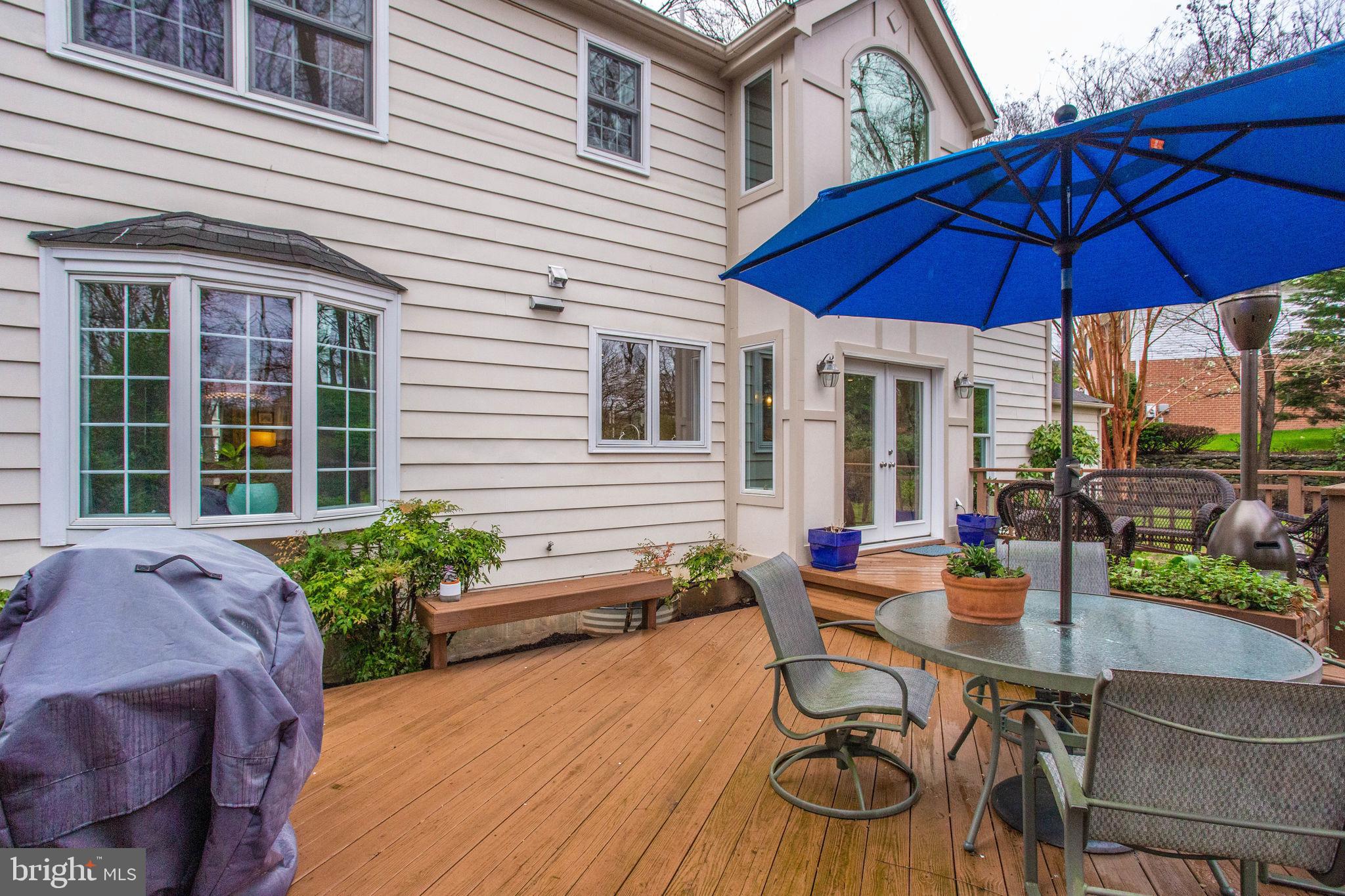 9027 Edgepark Road Vienna, VA 22182 - Photo 58 of 77 Built in seating & rails along deck