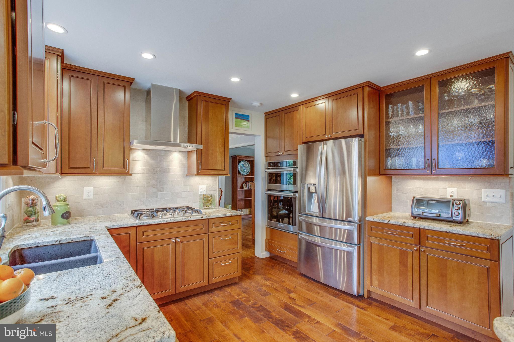 9027 Edgepark Road Vienna, VA 22182 - Photo 8 of 77 Granite topped counters & stainless appliances