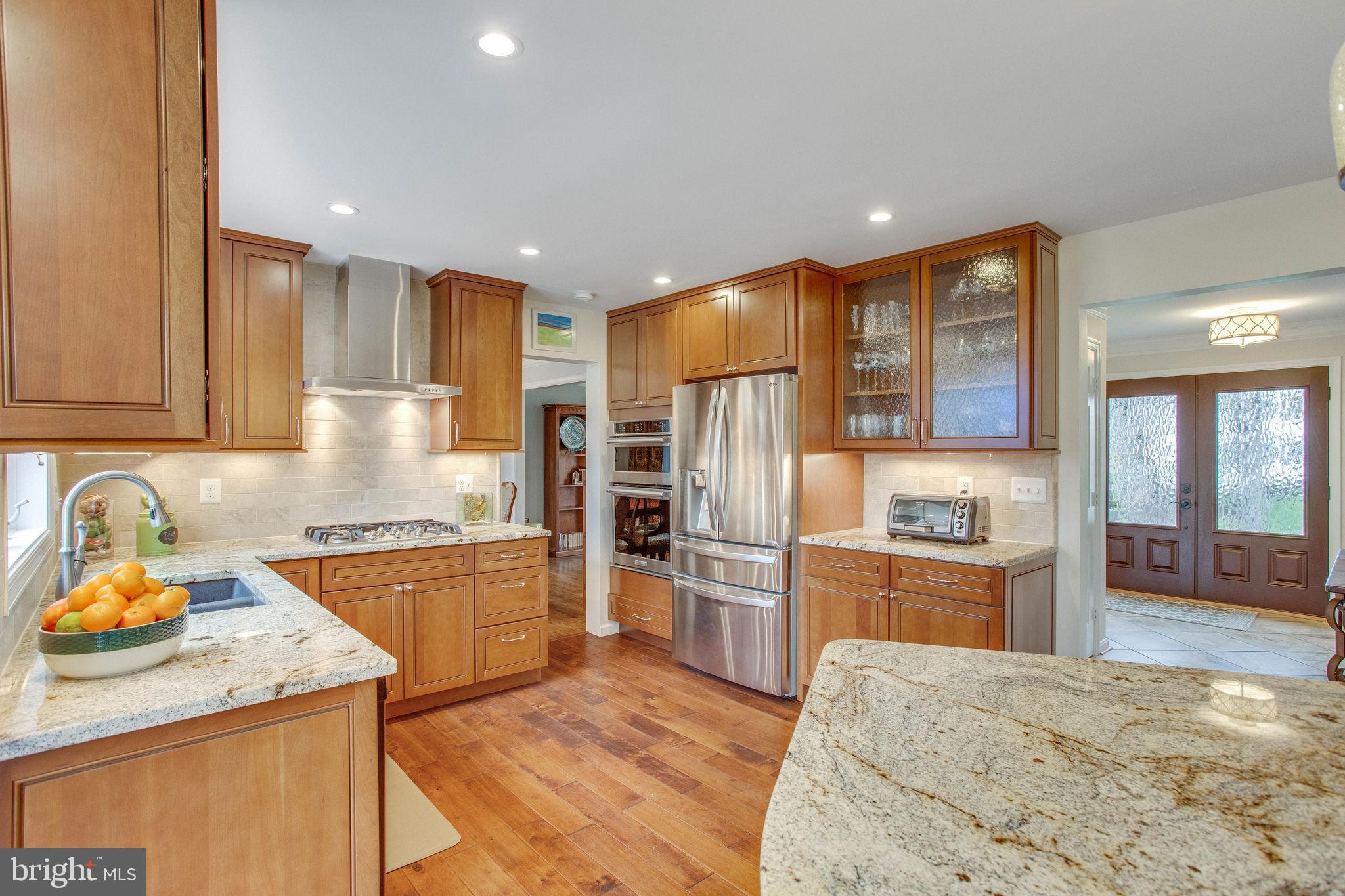9027 Edgepark Road Vienna, VA 22182 - Photo 10 of 77 Recessed lighting & tile backsplash