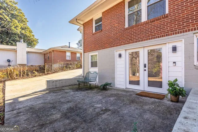 a view of a house with backyard and a garden