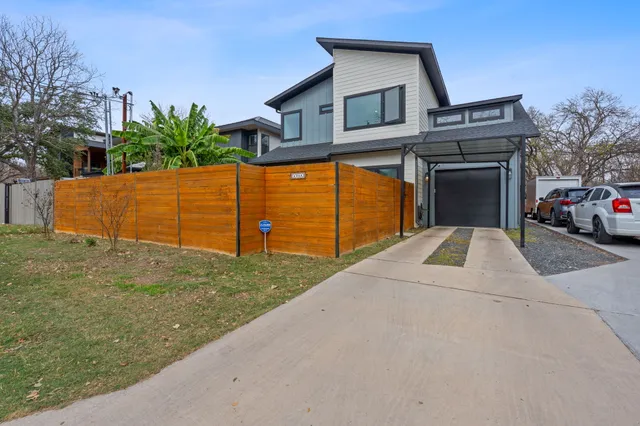 a view of a house with a backyard