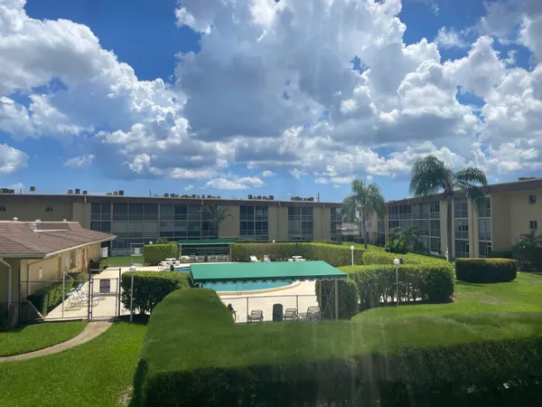 $1,450 | 500 Village Green Circle West, Unit 212, Palm Springs, FL 33461