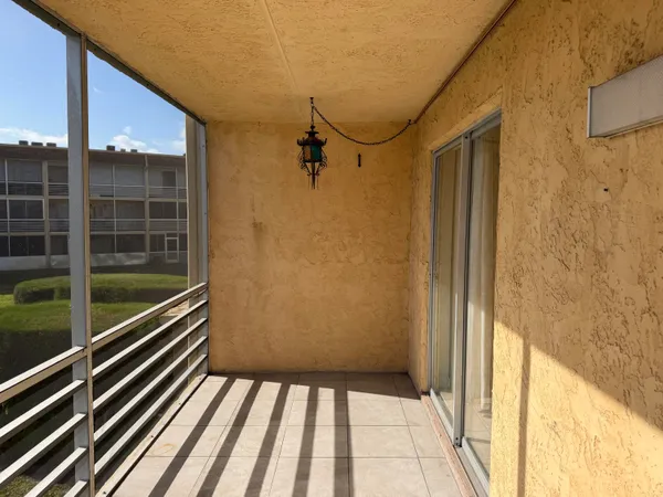 $1,450 | 500 Village Green Circle West, Unit 212, Palm Springs, FL 33461